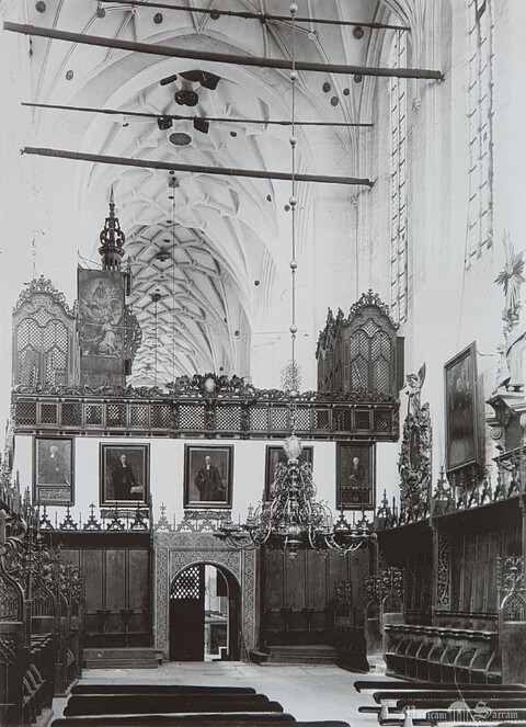 Widok z prezbiterium. Widoczne sekcje brzmieniowe manuału III w neobarokowych ażurowych obudowach (Fot. z dokumentacji Jacoba Deurera)